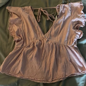 Ljusrosa blus med volangärm 157 - Supersöt ljusrosa blus från 157 i storlek S. 