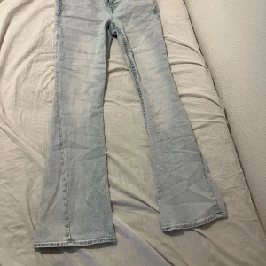 True Religion Joey Bootcut Jeans Ljusblå - Ljusblå bootcut jeans från True Religion, modell Joey Low Rise. Klassisk femficksdesign med snygga detaljer på bakfickorna och silverfärgade knappar. Jeansen har låg midja och är tillverkade i jeansmaterial med en cool tvätt. Använda 2 gånger 