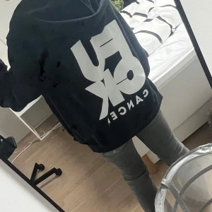 Svart zip hoodie - ”Fuck cancer” tröja från www.ungcancer.se