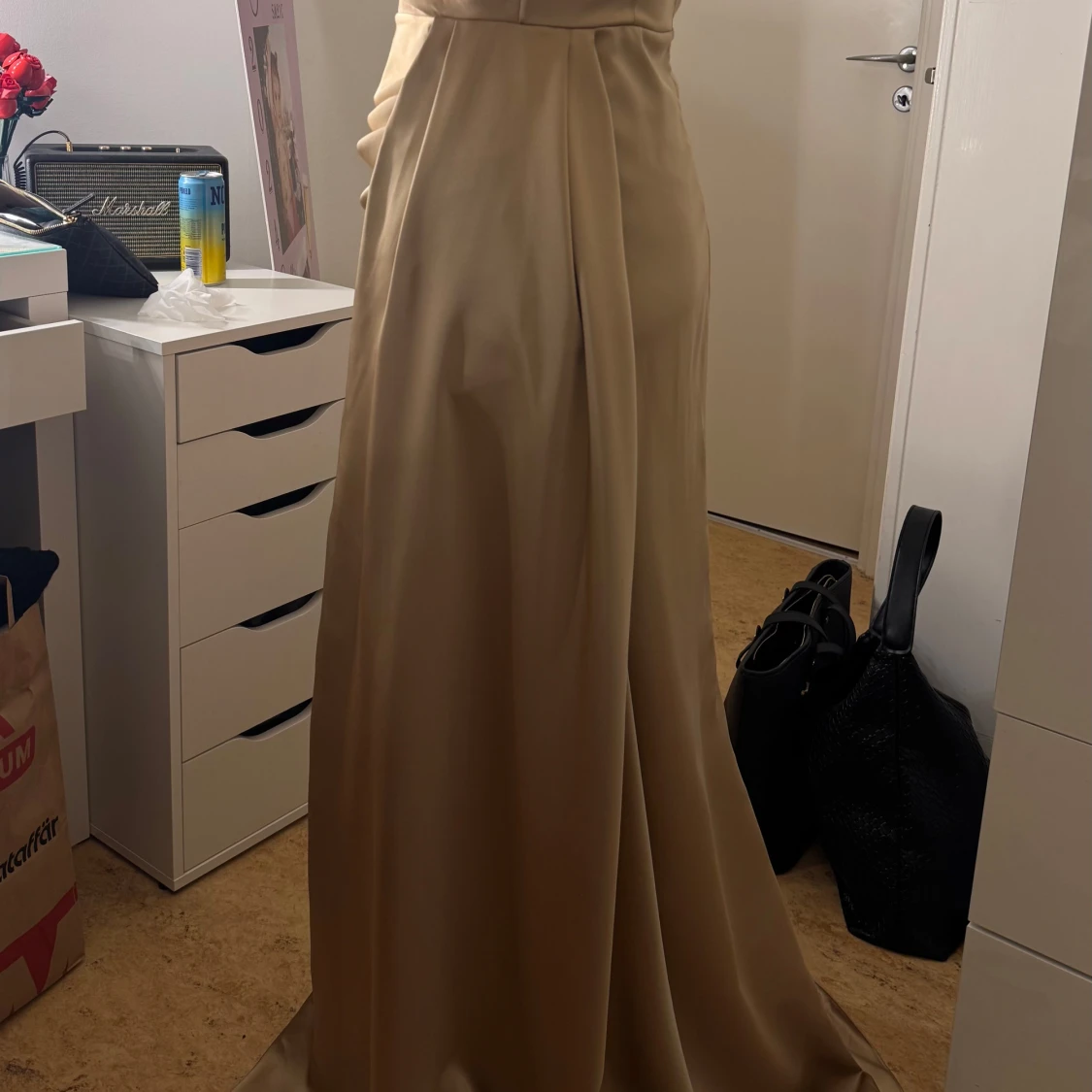 Champagnefärgad långklänning med slits - 4