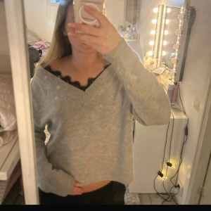 Grå stickad tröja med spets - Mysig grå stickad tröja med v-ringad hals och rygg😍🥰