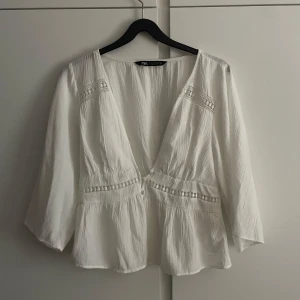 Zara blus - Säljer denna populära blusen från Zara som inte säljs längre! Skriv vid frågor😊 Priset går att diskutera!!!