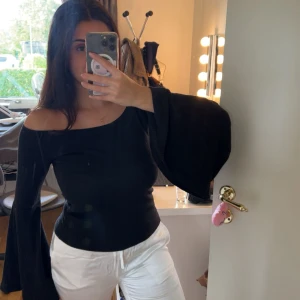 Tröja med utsvängda armar - Svart tröja med utsvängda armar köpt på Bikbok. Storlek S.