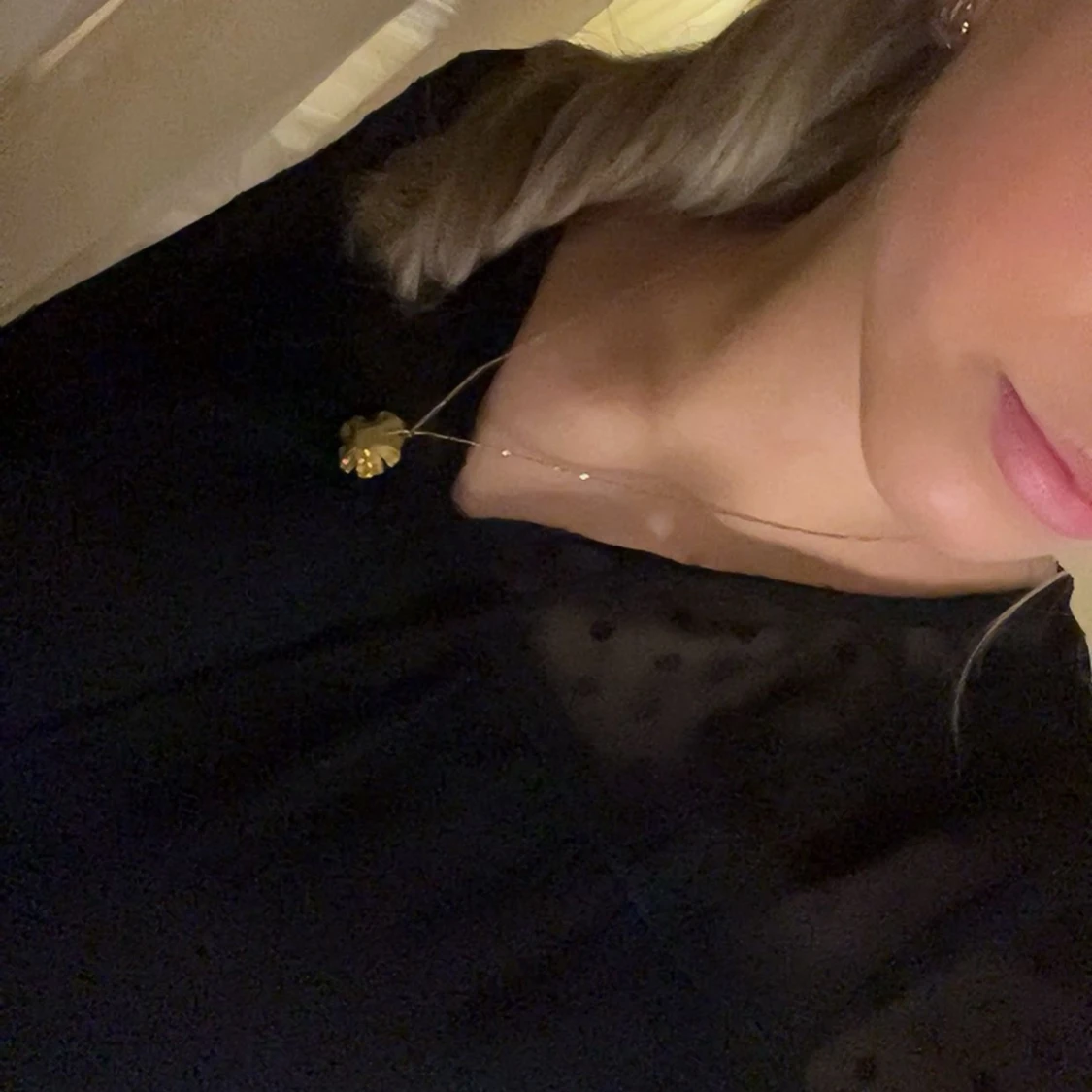 Svart blus med prickiga ärmar