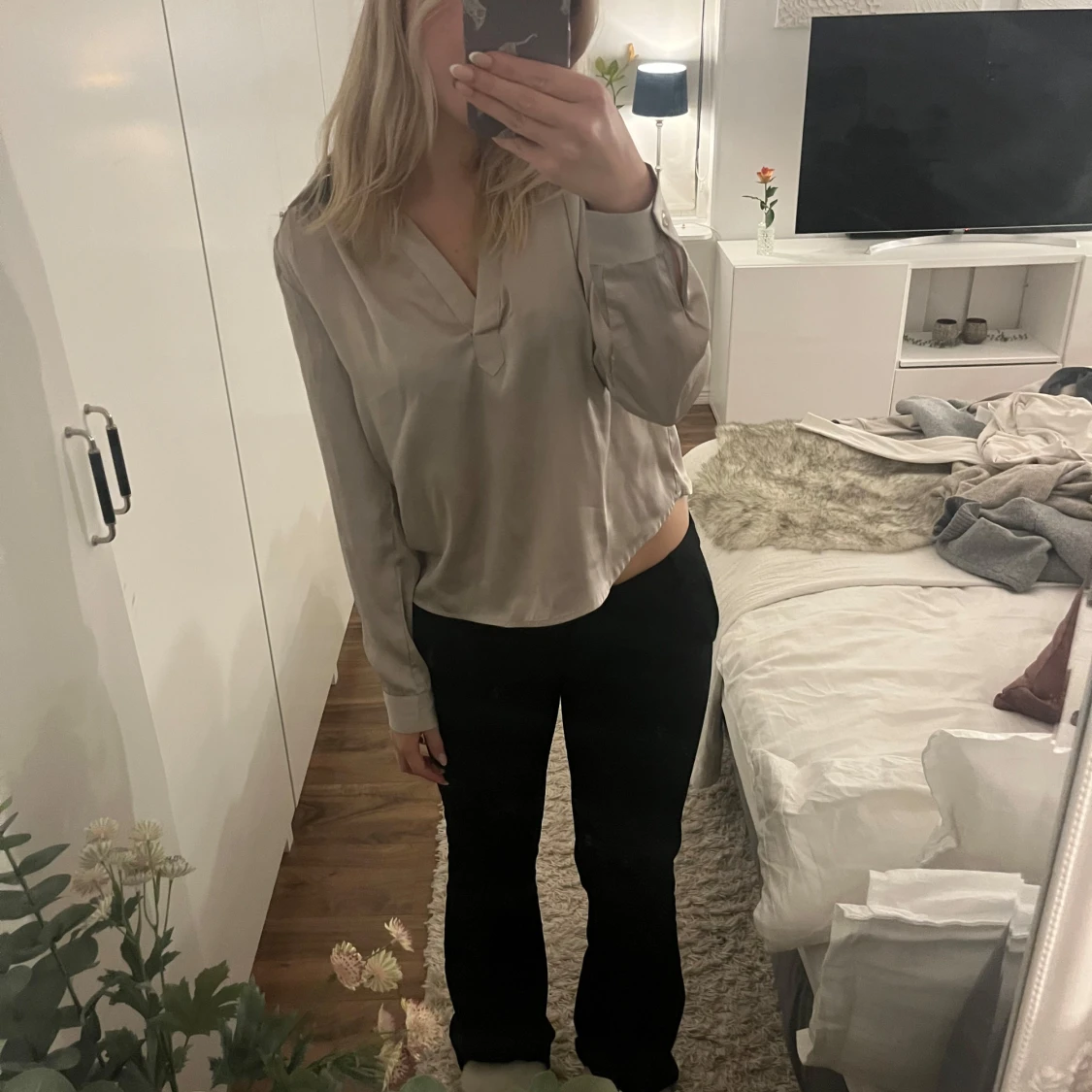 Beige sidenblus med v-ringning - 2