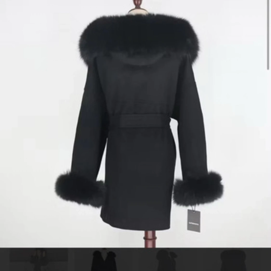 Svart kappa med fuskpälsdetaljer - 1