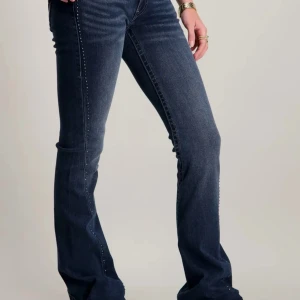 True religion jeans - Snygga mörkblå jeans från true religion helt nya har aldrig andvänt i storlek 23 men är uppsydda det har coola diamanter på kanterna💗💗