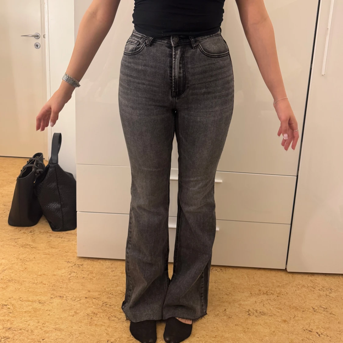 Gråa bootcut jeans med slits - 1