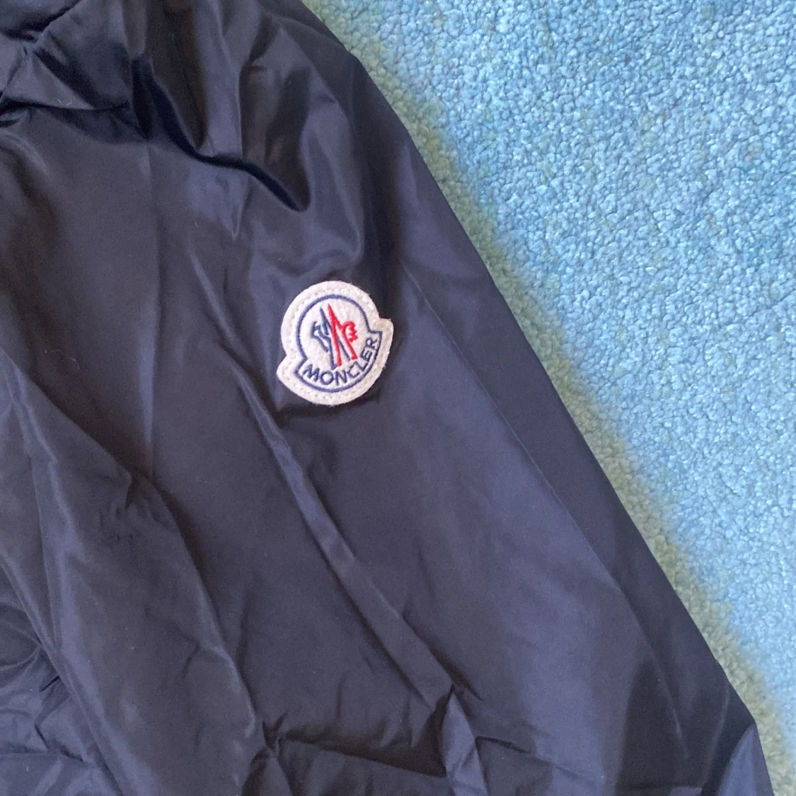 Svart vindjacka från Moncler med huva - 1