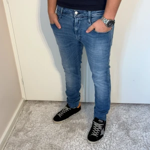 Replay anbass jeans  - Replay Jeans | skick 9/10 | Storlek 32/32 | Pris - 499kr | Modellen är ca 178cm lång | Hör av dig vid minsta fråga eller fundering!!