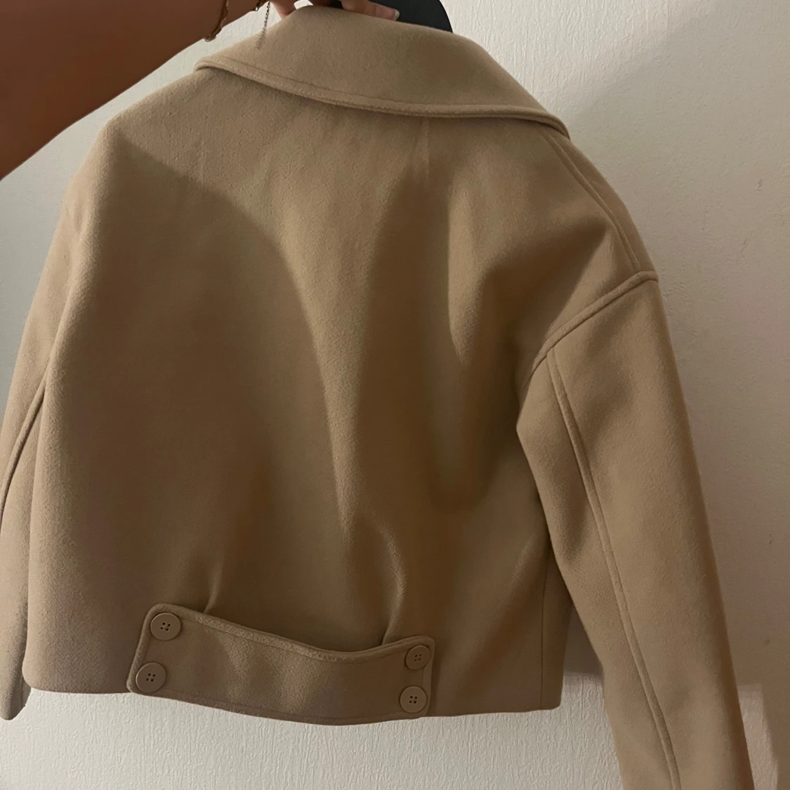 Beige kort kavajjacka från Bik Bok - 1