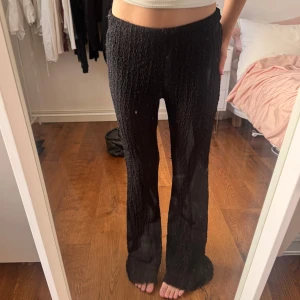Svarta ribbade byxor med bootcut - Säljer ett par svarta byxor ribbad och bootcut. Från Gina Tricot i storlek Small.