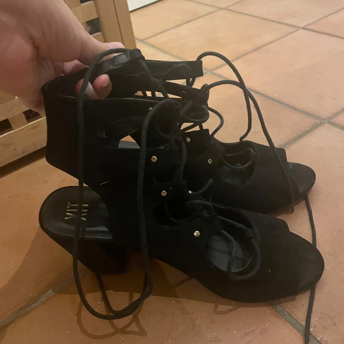 Svarta klackade sandaler med snörning