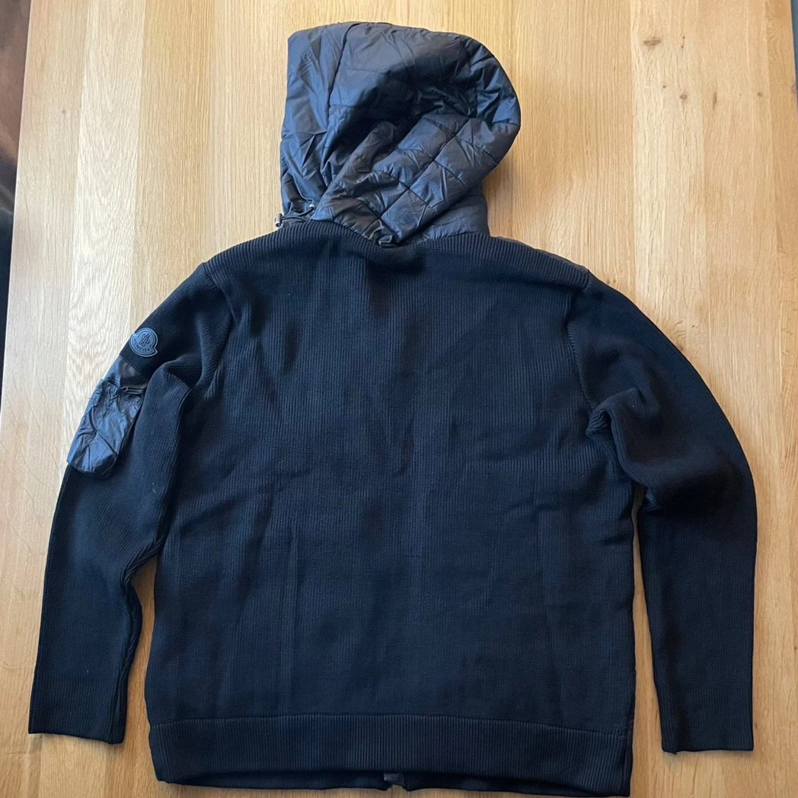 Svart Moncler pufferjacka med huva - 1