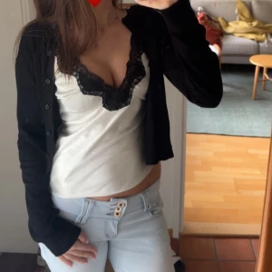 Linne med spets  - Säker detta jättefina vita linet med spets från Gina då det it kommer till använding, storlek 34, inga defekter!!