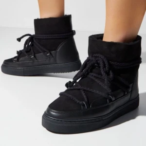 Uggs skor - Pris kan diskuteras!! Visar inga synliga tecken på användning. Mycket bra skick. Storlek 37, men lite stora för sin storlek. Så passar även bra för mig som har 38/39. Säljer då jag köpte ett par andra.