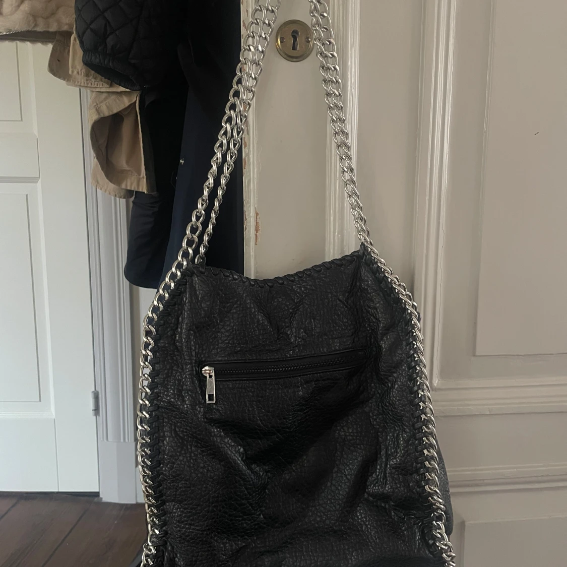 Svart axelväska med kedjedetaljer från Tiamo - 1