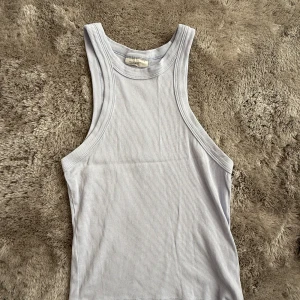 Babyblå ribbad linnetopp - Från Gina.