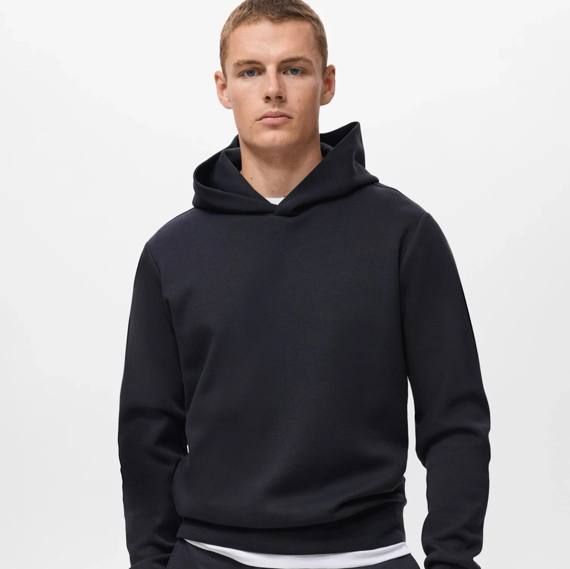 Svart hoodie från Mango - 3