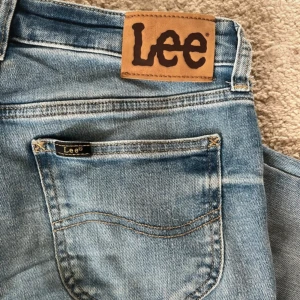 Lee jeans - Säljer mina lee jeans som är lågmidjade och bootcut, köptes för 1050kr men säljer nu då de är för stora för mig. Jag har bara använt byxorna en gång så därav priset 🥰 W29 L31 