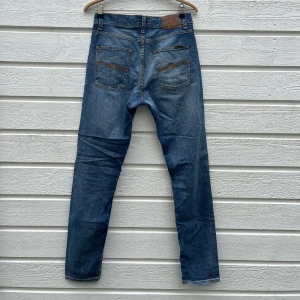 Nudie Jeans Lean Dean 30/32 - Hej! Säljer nu mina Nudie Jeans i den populära modellen ”Lean Dean”. Passformen är slim fit. De är i fint skick och har en riktigt snygg tvätt. De är i storlek W30 L32. Ordinarie pris: 1600 kr. Hör av dig om du undrar något! 