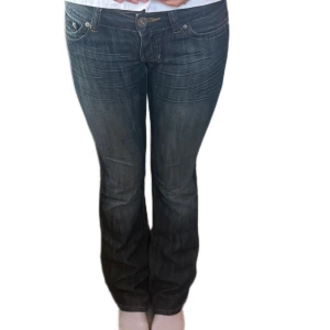 Mörkare blå jeans - Så himla snygga jeans från Guess i en mörkare blå tvätt. Lågmidjade! Jag är 170,Skriv vid frågor🌼