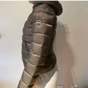 Colmar vinterjacka - Snygg grön dunjacka från Colmar, köpte av en annan tjej här på Plick (hennes bilder). Men har aldrig använt den då den var på gränsen för liten på mig, så säljer vidare den🥰 vill förtydliga att jackan inte är ny utan att tjejen jag köpte av har använt jackan och att den är köpt för något år sedan. Utöver några små defekter som visas på bilderna i annonsen är jackan i väldigt bra skick!