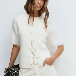 Stickad trekvarts kofta - Jättefin kofta från gina tricot, köpt här på Plick men passade tyvär inte! Färgen är mer mot det krämvita hållet , jätte fin att ha över exempelvis ett linne!