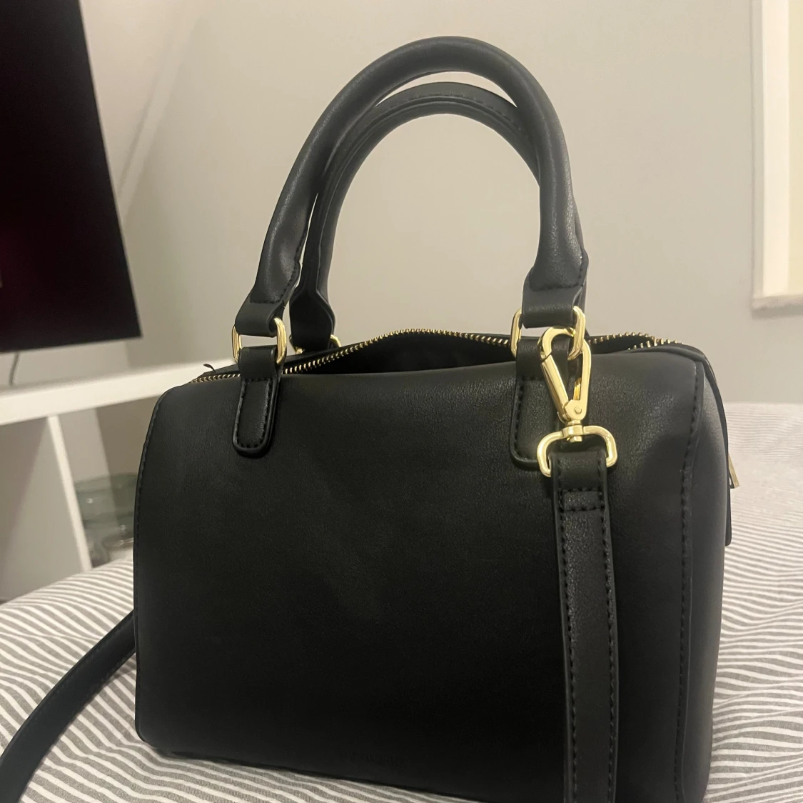 Svart handväska med gulddetaljer - 1