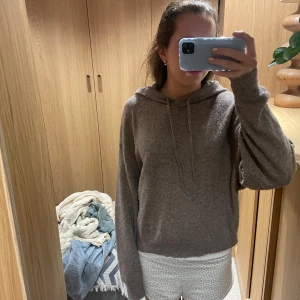 Stickad hoodie från Lindex - Jätteskön tröja med luva. Har inte använt alls många gånger. Skriv ifall ni är intresserade, pris kan diskuteras!!!