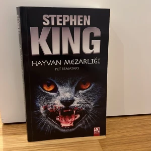 Hayvan Mezarlığı (Pet Sematary) - En skrämmande roman av Stephen King! En mystisk och mörk berättelse om en familj, en katt och en hemlighet i skogen. Perfekt för dig som gillar rysare och vill ha en bok som håller dig vaken om nätterna. På turkiska!!