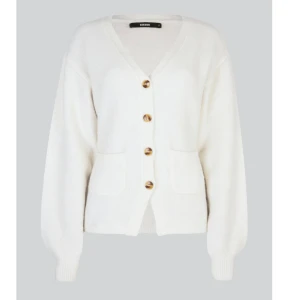 Vit kofta från Bik Bok med knappar - Ull ny! - Ny och slutsåld! Sitter figursytt😍 superfin vit kofta från Bik Bok med snygga bruna knappar framtill och två fickor. Koftan har v-ringning, ribbade muddar och är gjord i ett mjukt stickat material. Perfekt att slänga över en t-shirt eller linne för en chill look. Nypris 700