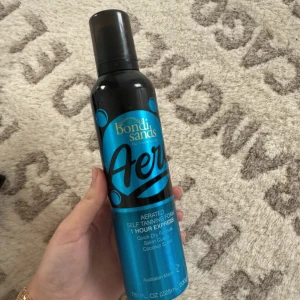 Bondi Sands Aero brun utan sol mousse - Bondi Sands Aero är en brun utan sol-mousse i svart och metallicblå flaska. Ger en solkysst look på bara en timme och har en fräsch kokosdoft. Perfekt för dig som vill ha snabb och jämn färg med salongskänsla hemma.