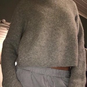 Stickad grå polo - Mysig stickad polo! Från kappahl och knappast använd. 