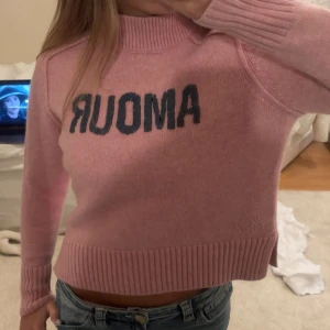 Rosa stickad tröja från Zadig & Voltaire - Så snygg rosa stickad tröja från Zadig & Voltaire med tryck och hög krage!🩷Från barnavdelningen men skulle säga motsvarar typ xxs