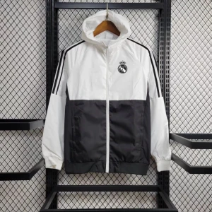 Real Madrid Träningsjacka - Detta är en intressekoll på våra träningsjackor där ni kan ha erat favorit lag på bröstet samtidigt som du får en riktigt fet jacka. Ge gärna feedback om vi borde börja sälja dessa och vad för pris ni skulle kunna tänka er att betala