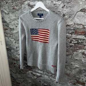 Ralph Lauren USA tröja - Mycket fint skick, inga defekter. Storlek 14-16 junior vilket motsvarar xs ungefär, passar dig som är mellan 163-173cm. ungefär. Nypris ca 4000kr. Modellen är 185 cm, 79 kg och den sitter alldeles för liten och tight. Passar bra nu till vintern. Skriv för mer information!🤝