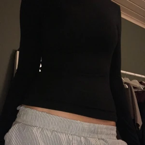 Svart open back tröja  - Basic men snygg svart tröja som är öppen i ryggen. Tröjan är från Gina Tricot och ä i storlek xs men passar s också!