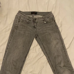Grå lågmidjade jeans  - Grå lågmidjade jeans från vila