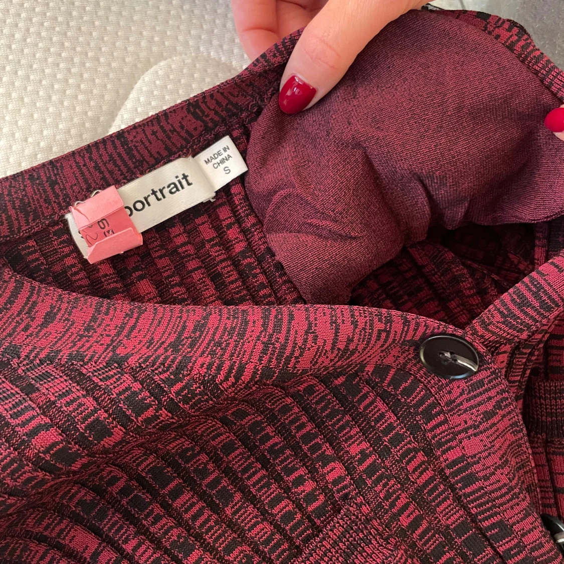 Vinröd ribbad långkjol med långärmad axel vadderad toppfrån Portrait - 2