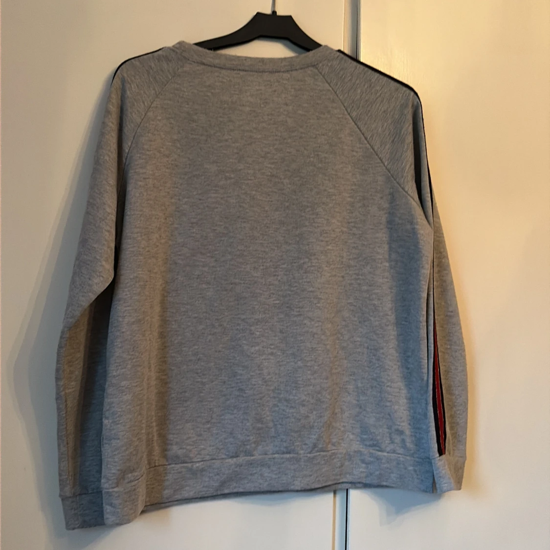 Grå sweatshirt med paljett-tiger Brave Soul - 1