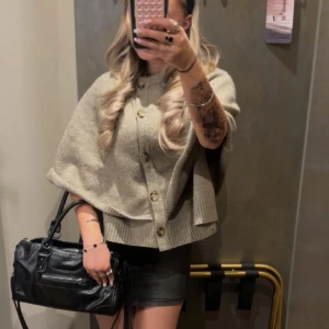  Poncho tröja  - Säljer denna otroligt fina poncho tröja från Zara i storlek S💕