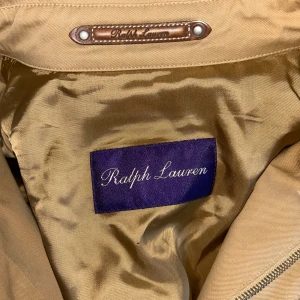 Ralph Lauren Purple Label Jacka - Mycket fint skick, inga defekter. Storlek L passar dig som är mellan 180-190cm ungefär. Nypris ca 10000kr. Modellen är 185 cm, 79 kg. Skriv för mer information!🤝