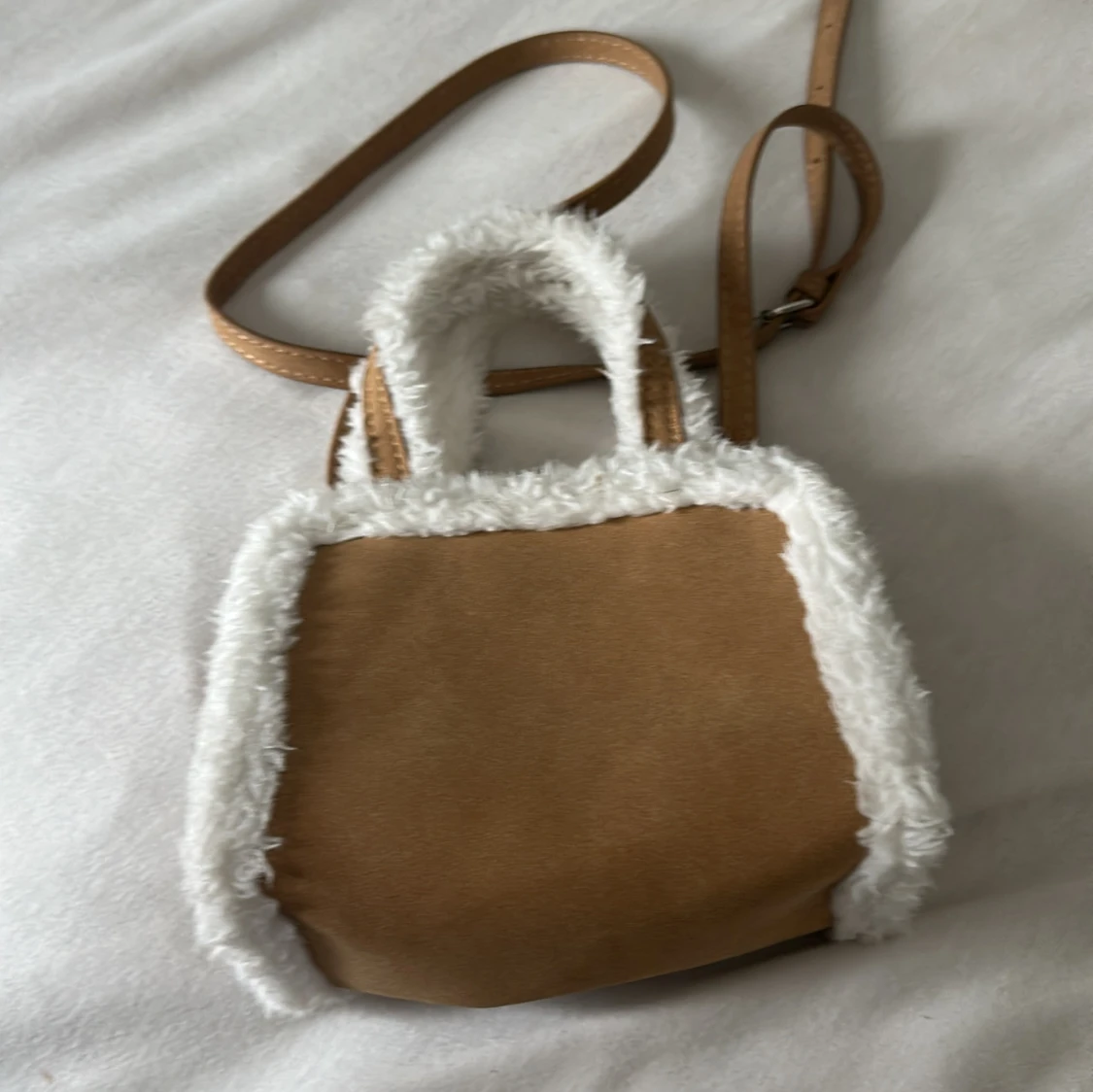 Beige axelväska med fuskpälsdetaljer - 1