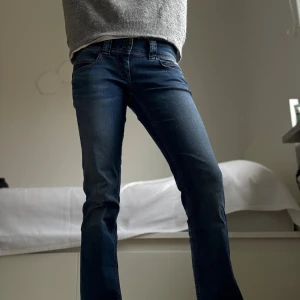 Blå bootcut jeans från Pepe Jeans - Snygga och populära Pepe Jeans med bootcut, snygga detaljer och fickor. Använda sparsamt få gånger och ser ut som nya. Är i storlek 29/32 men sitter som 28/32. Nypris: ~1200 kr. Snygga till höst och vinter❄️ Mått: Midjemått: ~38 Lårbredd: ~26 Innerbenslängd: ~83