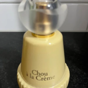 Chou à la Crème parfymflaska - Söt och unik parfymflaska med lekfull design. Luktar gourmand, krämigt och sött. Perfekt för dig som vill sticka ut och addera något annorlunda till din samling. Märket och namn syns tydligt på flaskan.