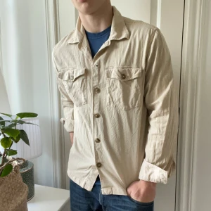 Selected home overshirt  - Selected home overshirt i storlek L. Modellen är 180 cm 75 kg. Lite stor på honom. Har inte strykt, rekommenderar att stryka eller liknande. Inga defekter ✌️