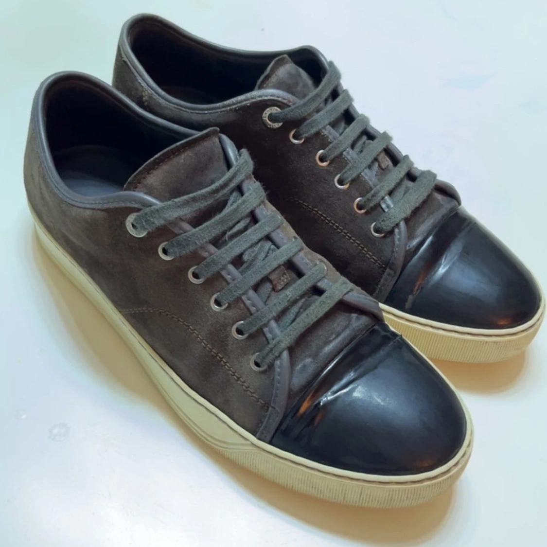 Lanvin sneakers i mocka och lack