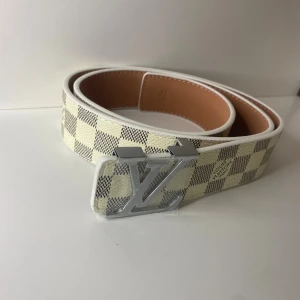 L w belt white size 110 - Perfect condition white colour. Belt unisex size 110