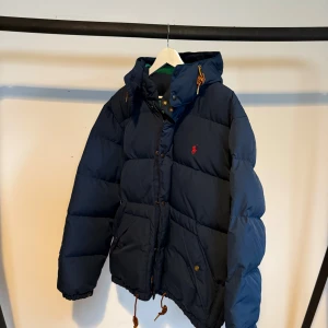 Ralph Lauren Vinterjacka - Säljer en rejäl vinterjacka från Ralph Lauren, håller värmen riktigt bra nu i vinter. Självklart äkta som allt annat vi säljer💫 